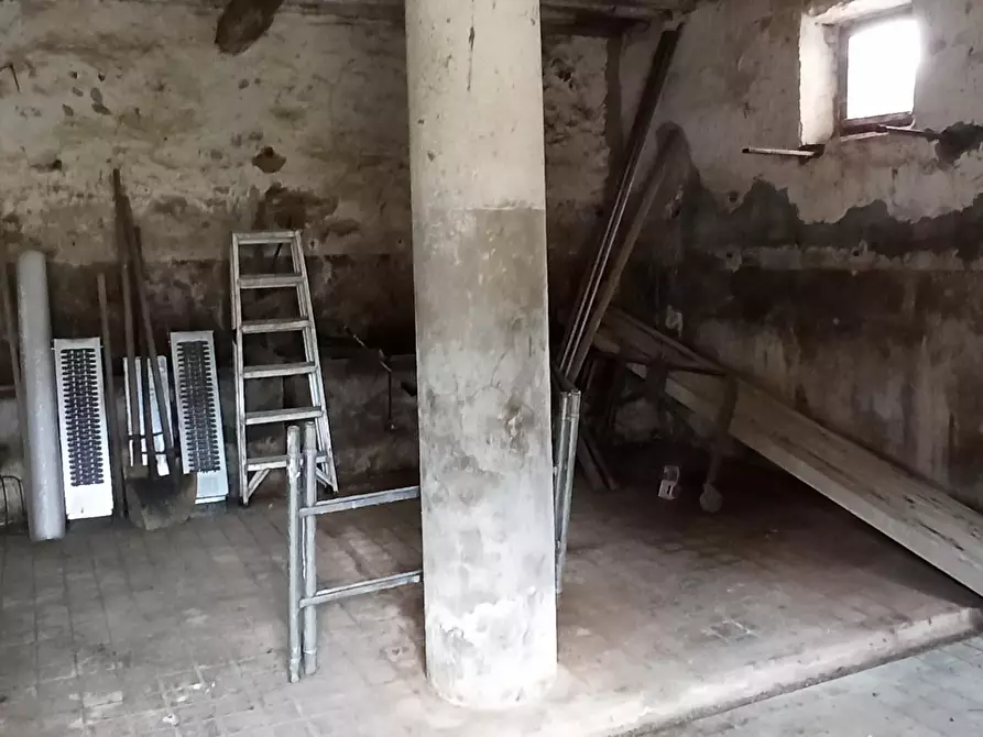 Immagine 11 di Rustico / casale in vendita  a Lucca