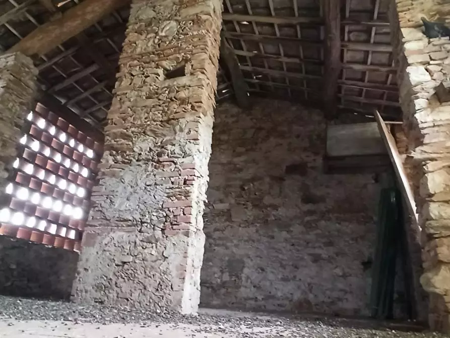 Immagine 7 di Rustico / casale in vendita  a Lucca