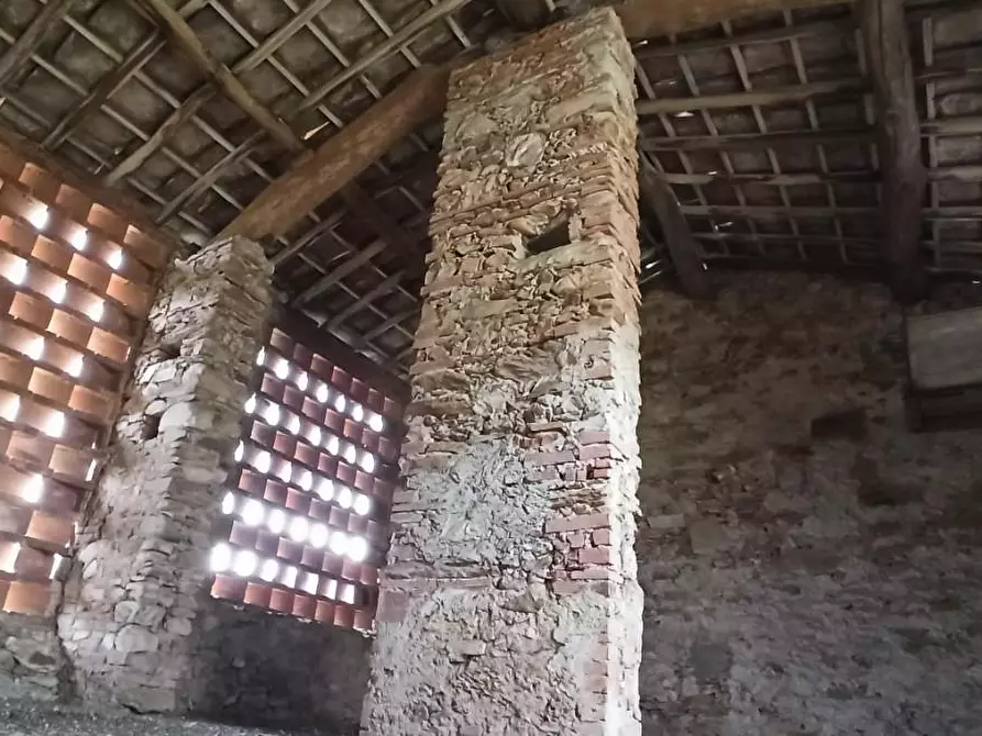 Immagine 5 di Rustico / casale in vendita  a Lucca