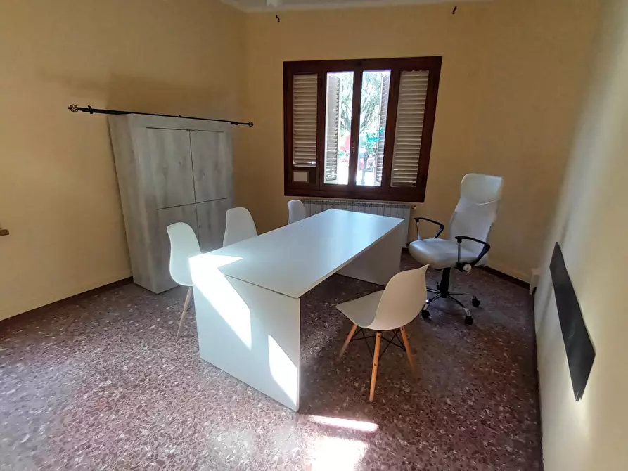 Immagine 21 di Ufficio in affitto  a Lucca
