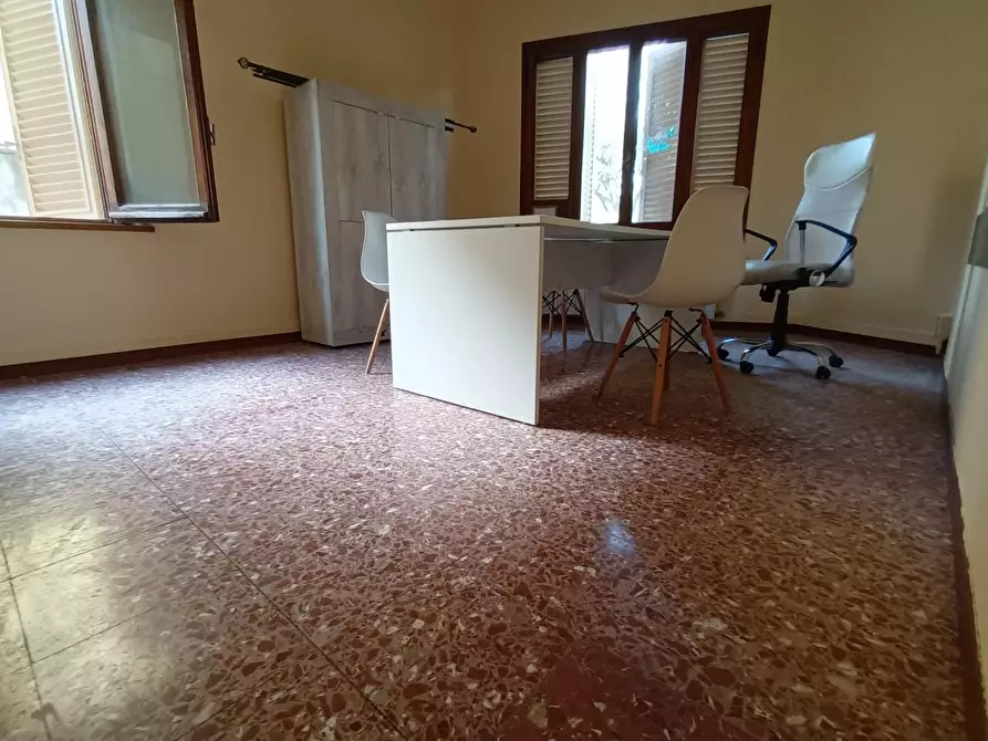 Immagine 7 di Ufficio in affitto  a Lucca
