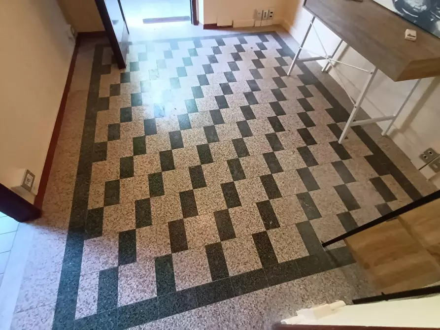 Immagine 12 di Ufficio in affitto  a Lucca