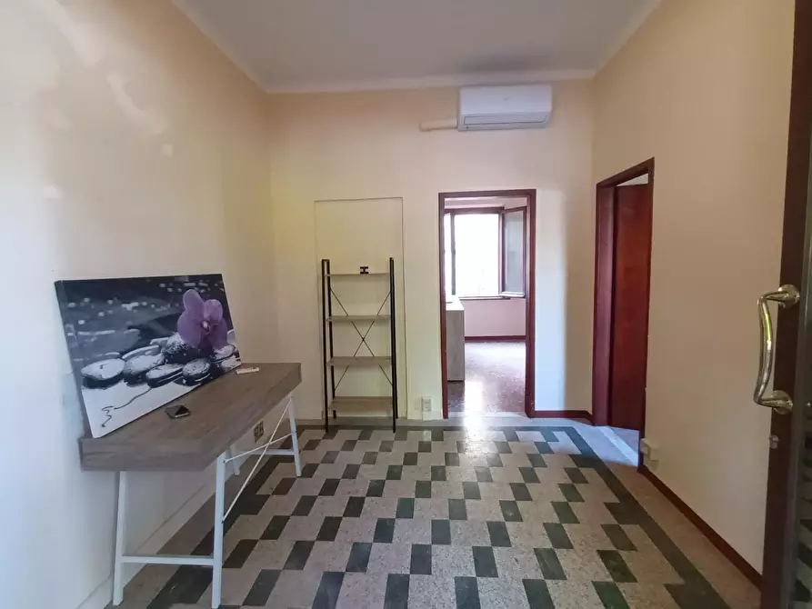 Immagine 9 di Ufficio in affitto  a Lucca