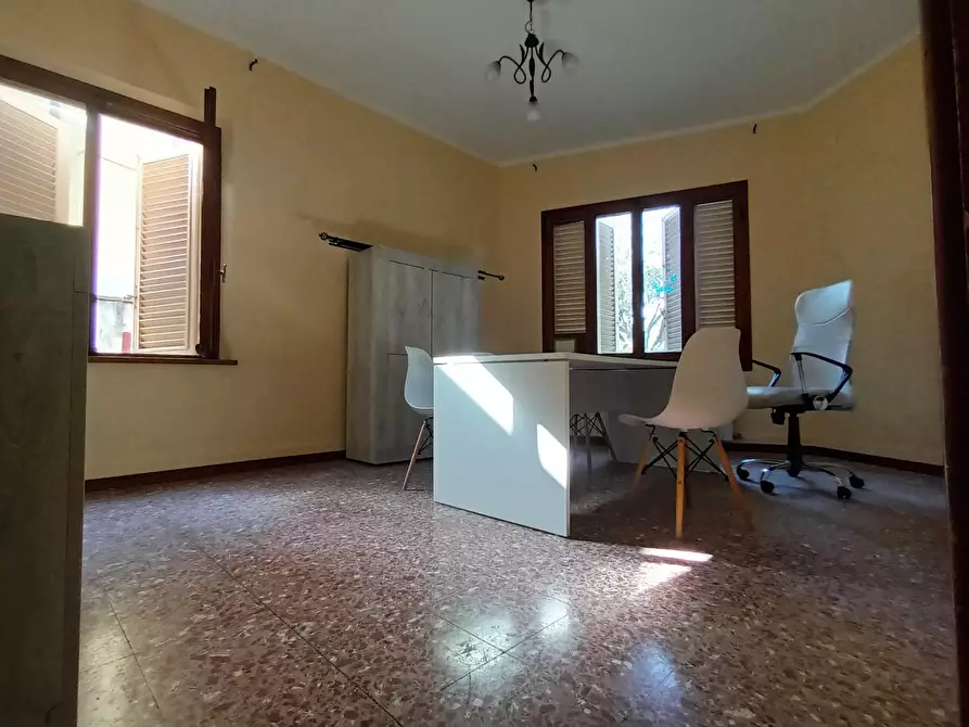 Immagine 15 di Ufficio in affitto  a Lucca
