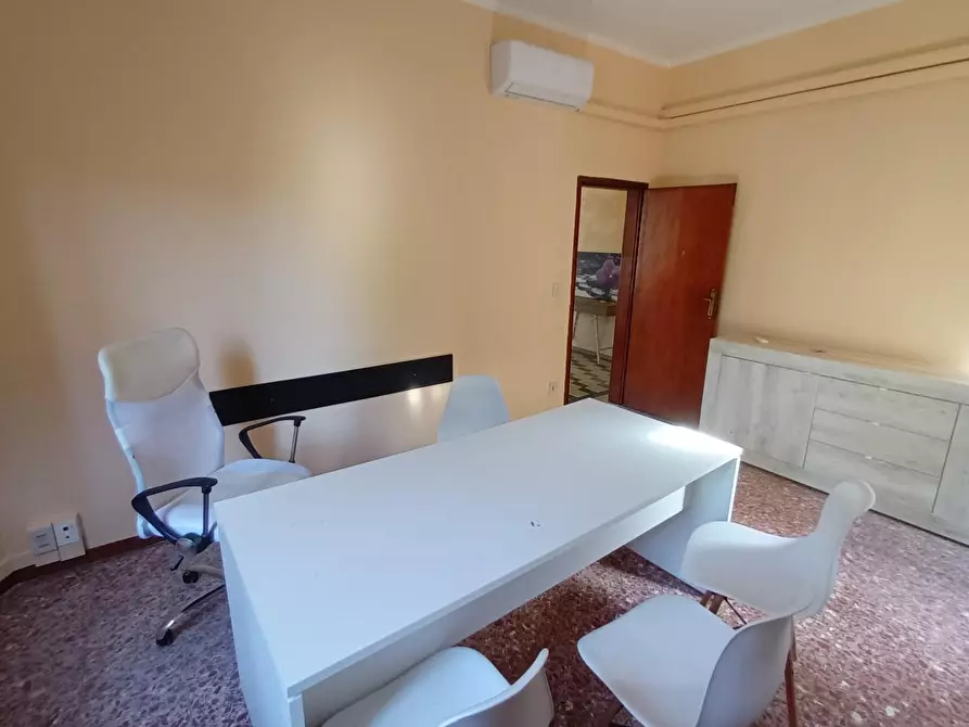 Immagine 13 di Ufficio in affitto  a Lucca