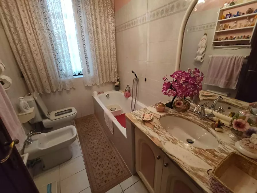 Immagine 23 di Appartamento in vendita  a Lucca