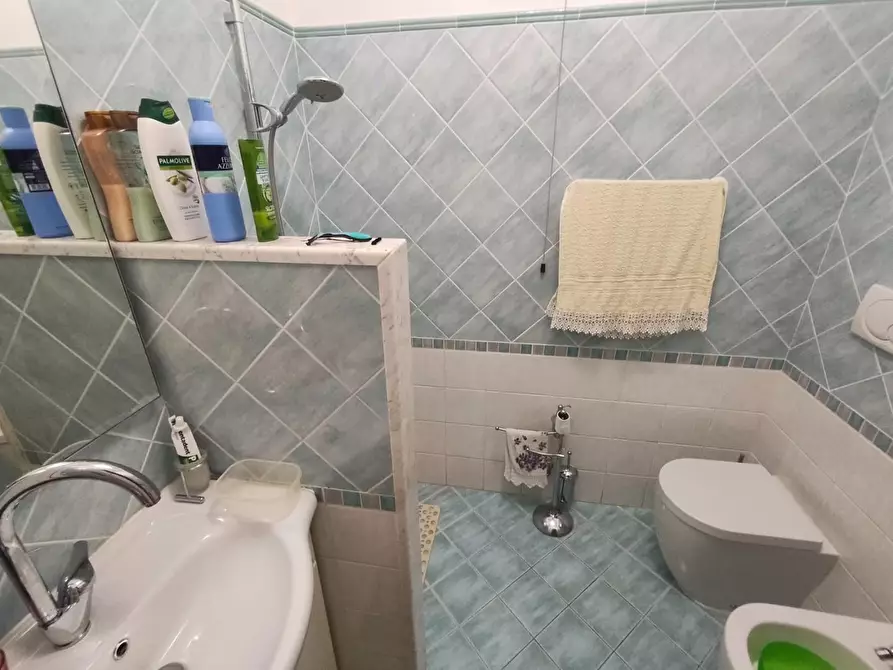 Immagine 11 di Appartamento in vendita  a Lucca