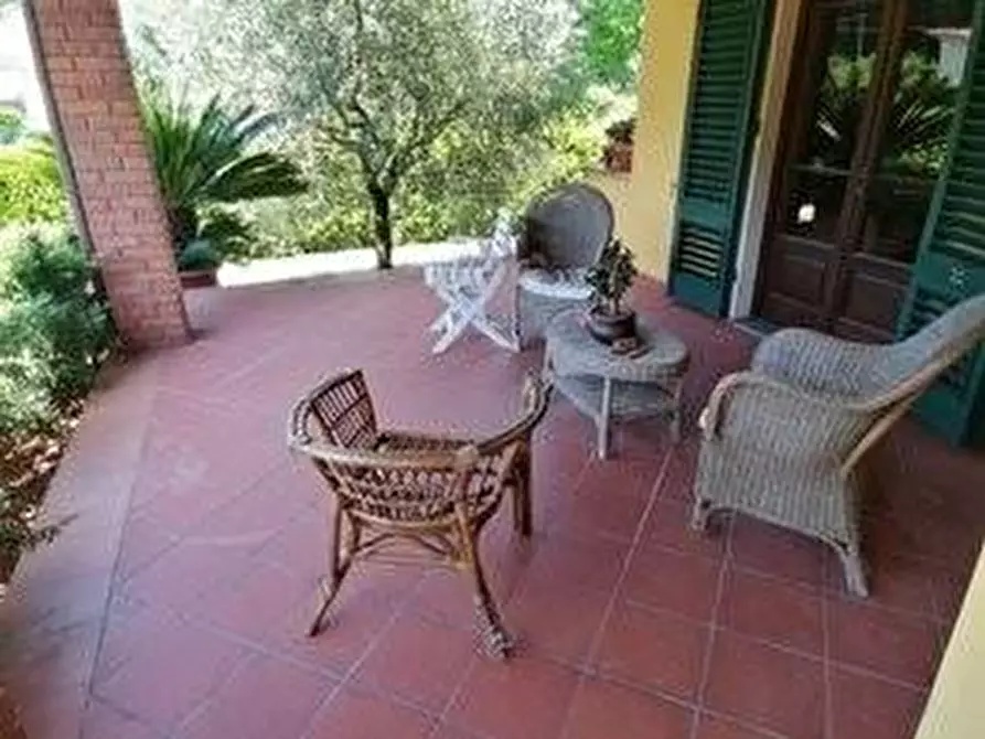 Immagine 2 di Villa in vendita  a Lucca