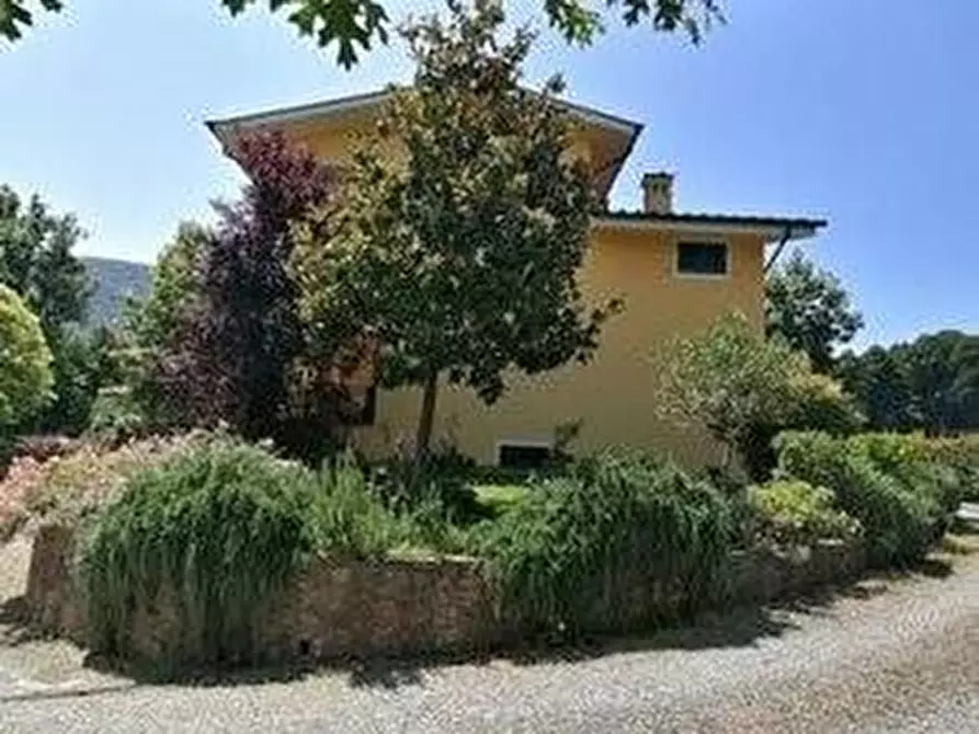 Immagine 4 di Villa in vendita  a Lucca