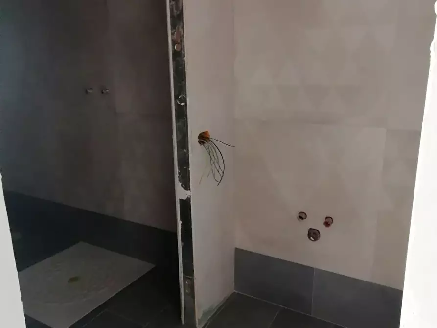 Immagine 8 di Locale commerciale in vendita  a Lucca