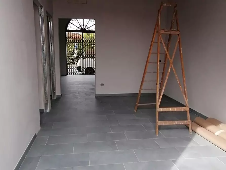 Immagine 5 di Locale commerciale in vendita  a Lucca