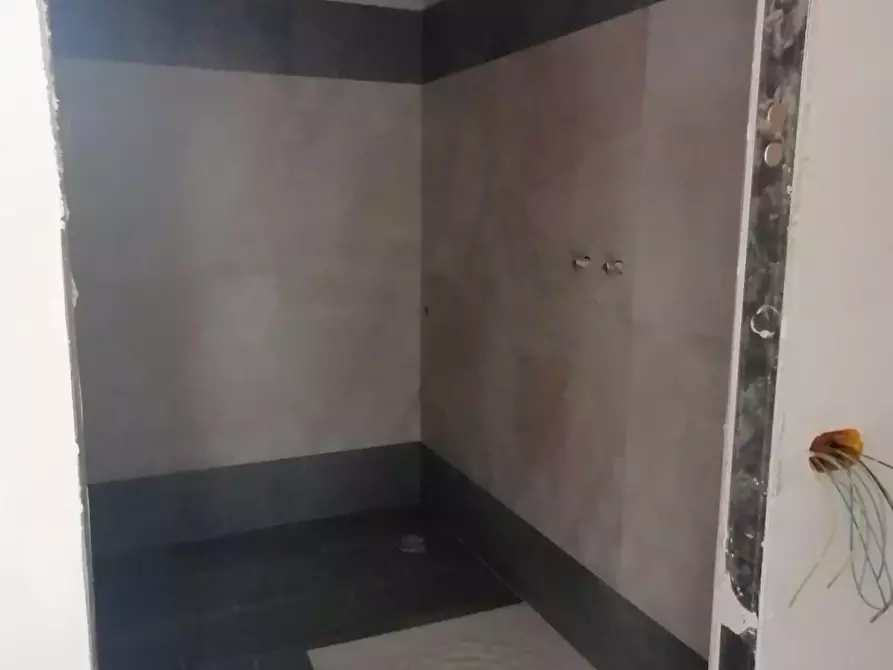 Immagine 6 di Locale commerciale in vendita  a Lucca