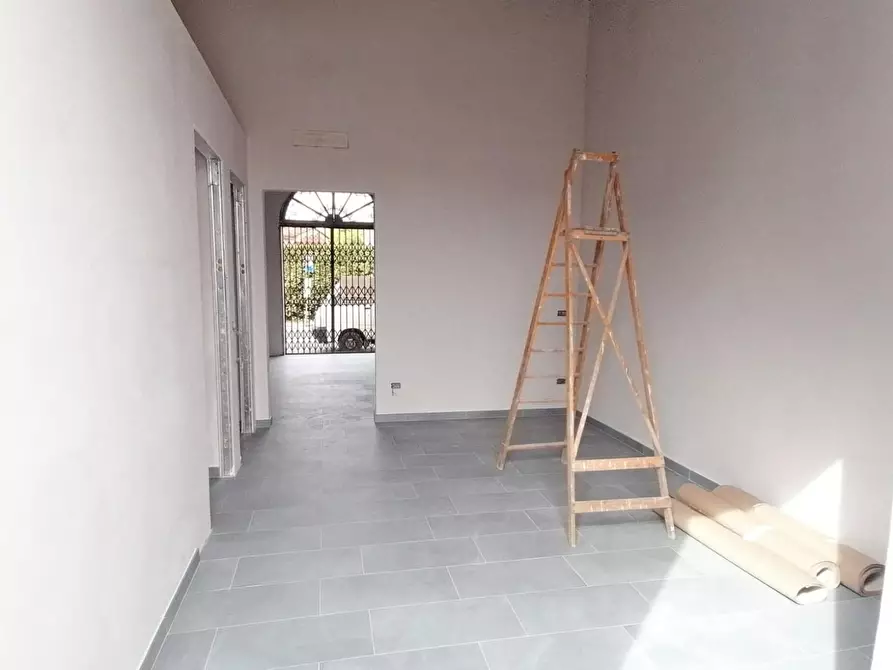 Immagine 1 di Locale commerciale in vendita  a Lucca