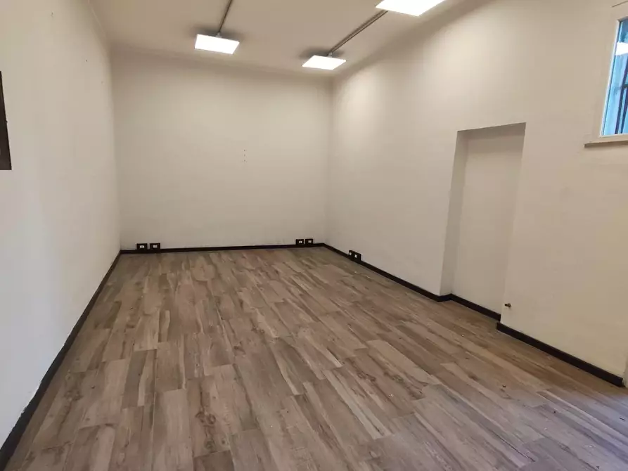 Immagine 3 di Ufficio in vendita  a Lucca