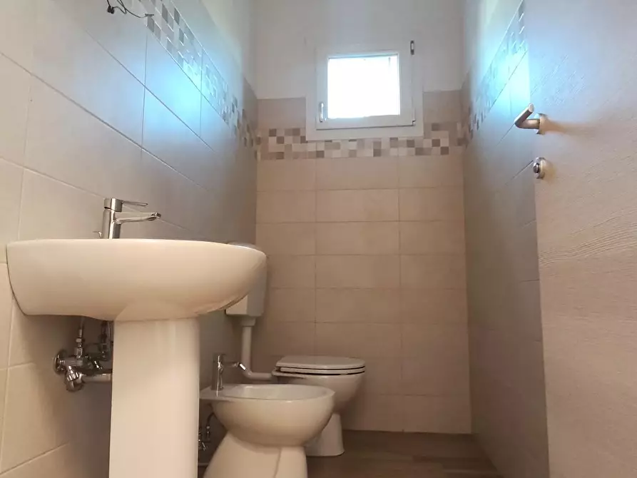 Immagine 19 di Ufficio in vendita  a Lucca