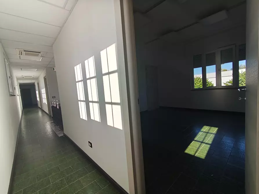 Immagine 12 di Ufficio in vendita  a Lucca