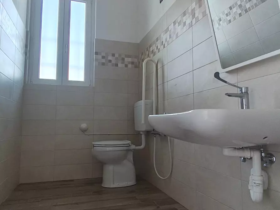 Immagine 26 di Ufficio in vendita  a Lucca