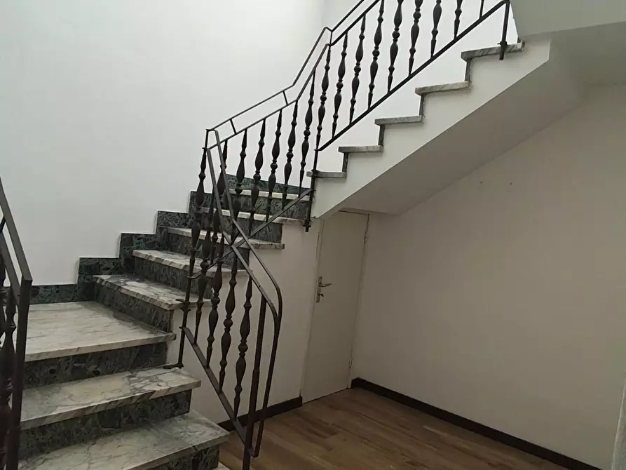 Immagine 25 di Ufficio in vendita  a Lucca