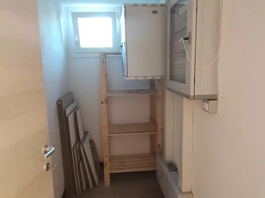 Immagine 17 di Ufficio in vendita  a Lucca