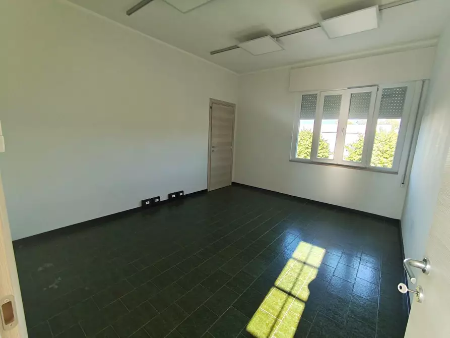 Immagine 11 di Ufficio in affitto  a Lucca