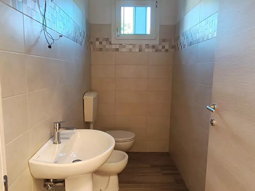 Immagine 20 di Ufficio in affitto  a Lucca