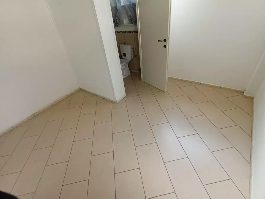 Immagine 7 di Ufficio in affitto  a Lucca