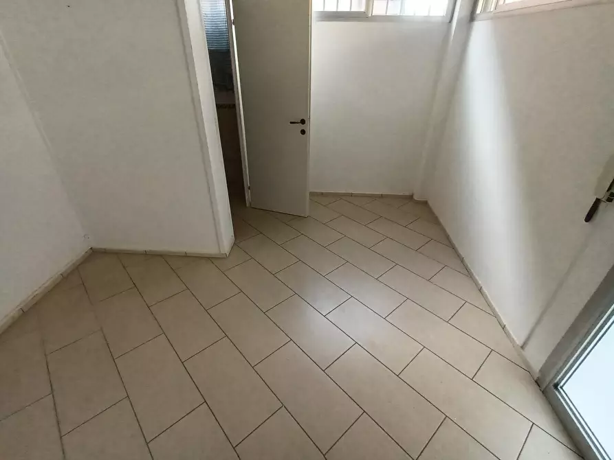 Immagine 3 di Ufficio in affitto  a Lucca