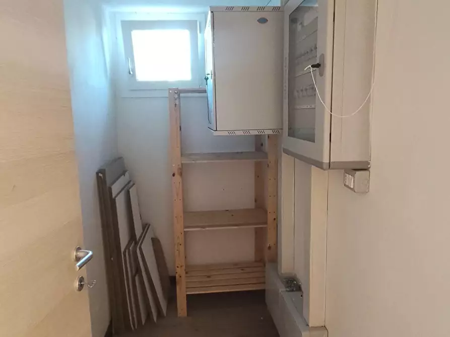 Immagine 21 di Ufficio in affitto  a Lucca