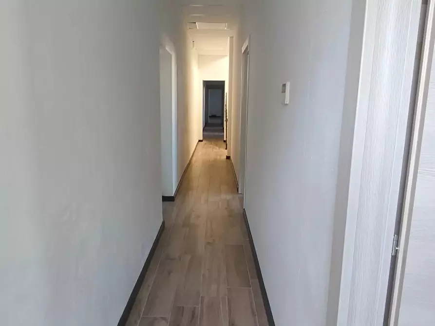 Immagine 18 di Ufficio in affitto  a Lucca