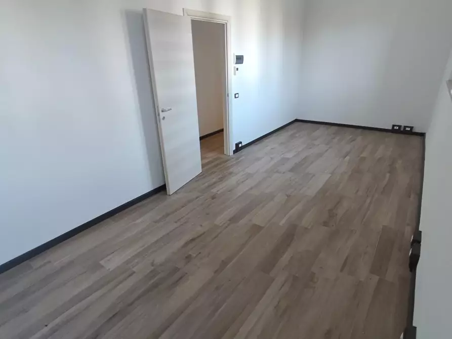 Immagine 3 di Ufficio in affitto  a Lucca