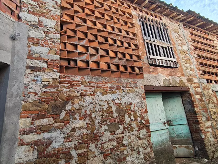 Immagine 15 di Deposito in vendita  a Lucca