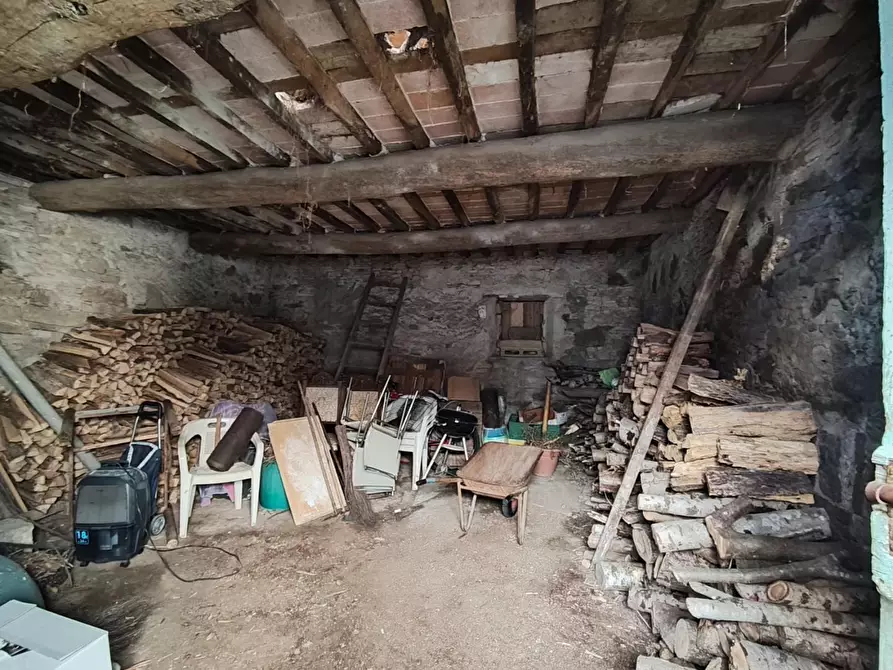 Immagine 8 di Deposito in vendita  a Lucca