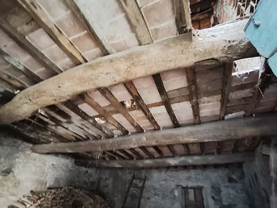 Immagine 4 di Deposito in vendita  a Lucca