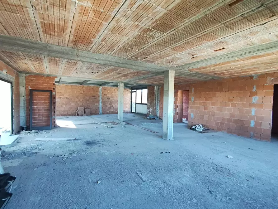 Immagine 22 di Ufficio in vendita  a Capannori