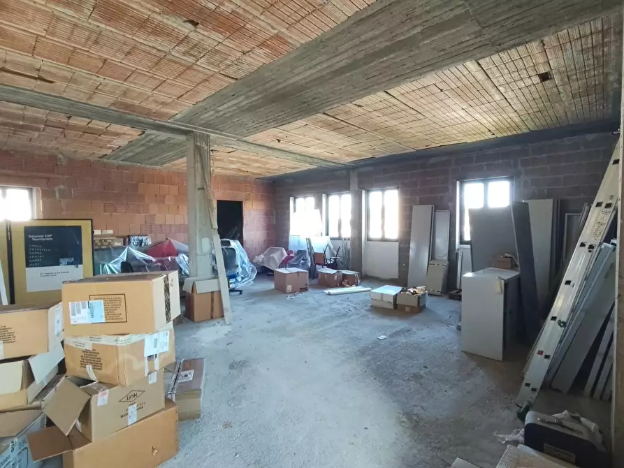 Immagine 27 di Ufficio in vendita  a Capannori