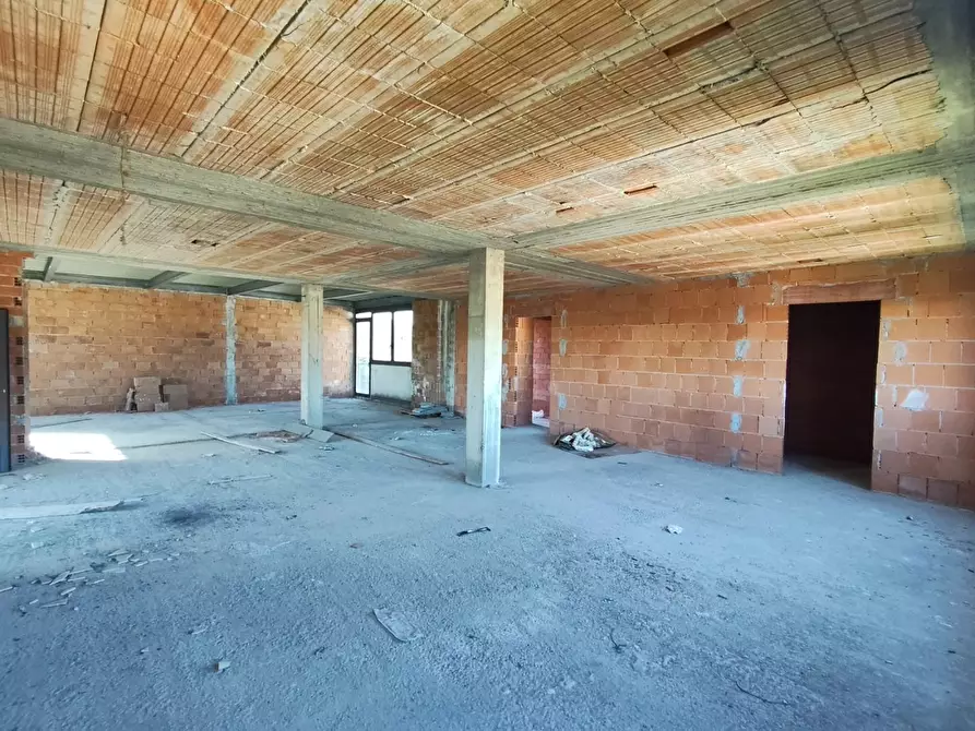 Immagine 10 di Ufficio in vendita  a Capannori