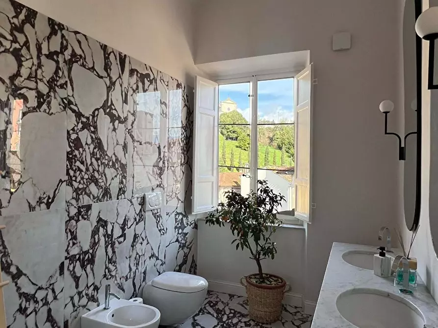 Immagine 14 di Appartamento in vendita  a Lucca