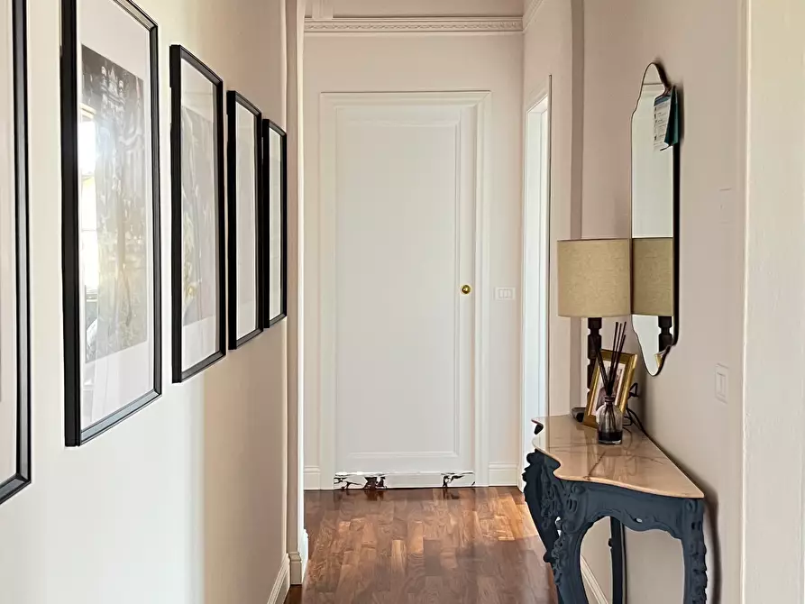 Immagine 13 di Appartamento in vendita  a Lucca