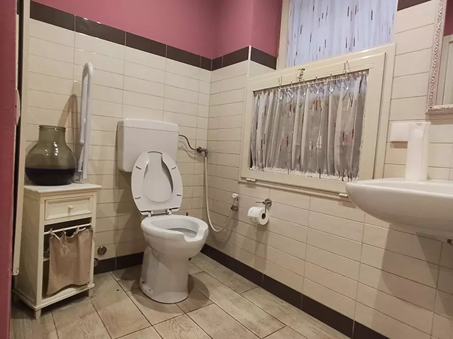 Immagine 7 di Locale commerciale in vendita  a Lucca