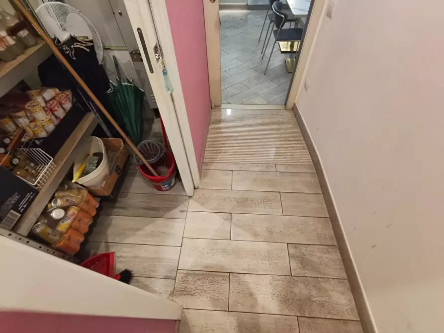 Immagine 6 di Locale commerciale in vendita  a Lucca