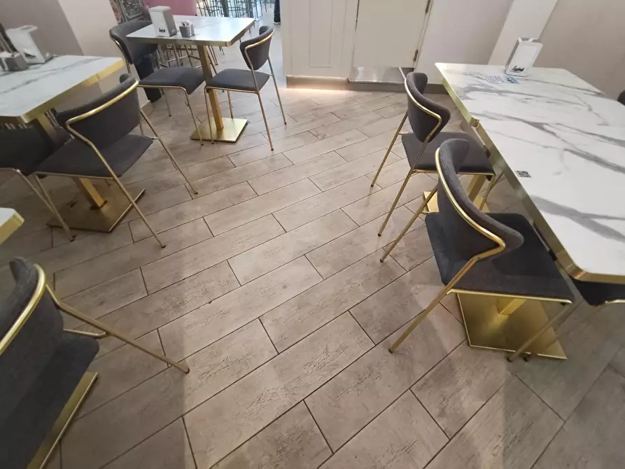 Immagine 5 di Locale commerciale in vendita  a Lucca