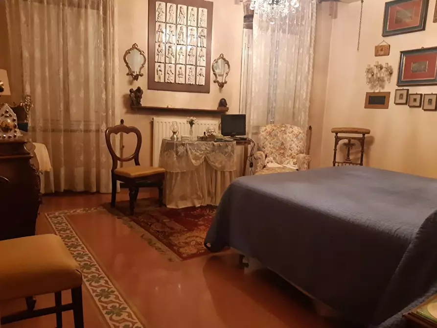 Immagine 16 di Appartamento in vendita  a Lucca