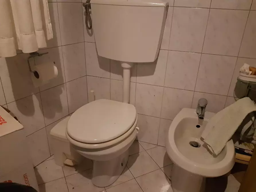 Immagine 4 di Appartamento in vendita  a Lucca