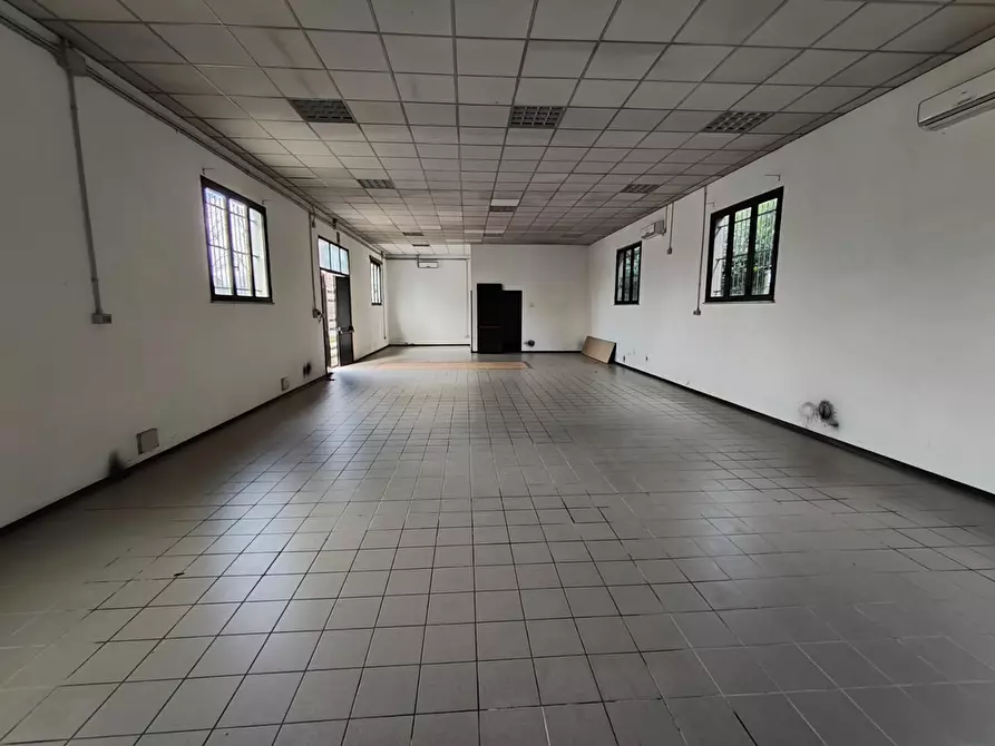 Immagine 9 di Attività artigianale in affitto  a Capannori