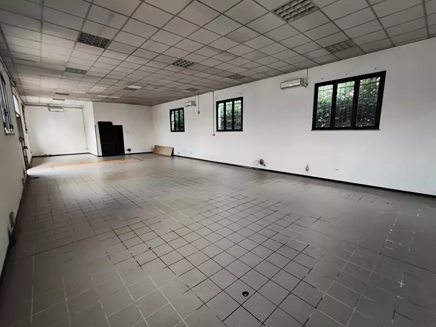 Immagine 8 di Attività artigianale in affitto  a Capannori