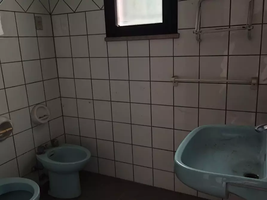 Immagine 15 di Attività artigianale in affitto  a Capannori