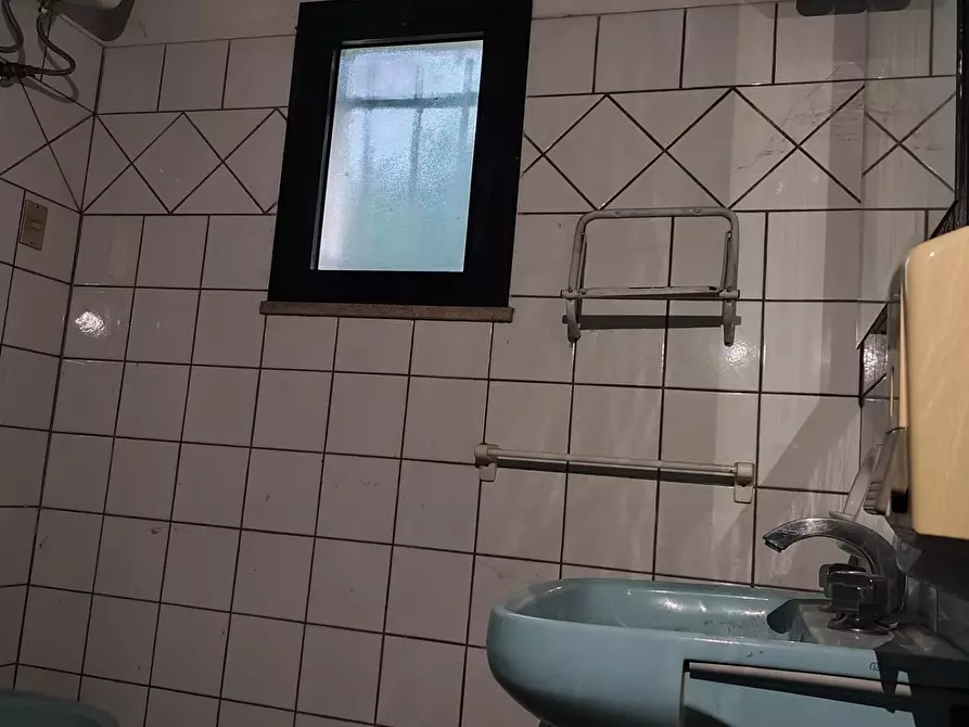 Immagine 13 di Attività artigianale in affitto  a Capannori