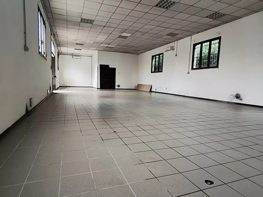 Immagine 2 di Attività artigianale in affitto  a Capannori