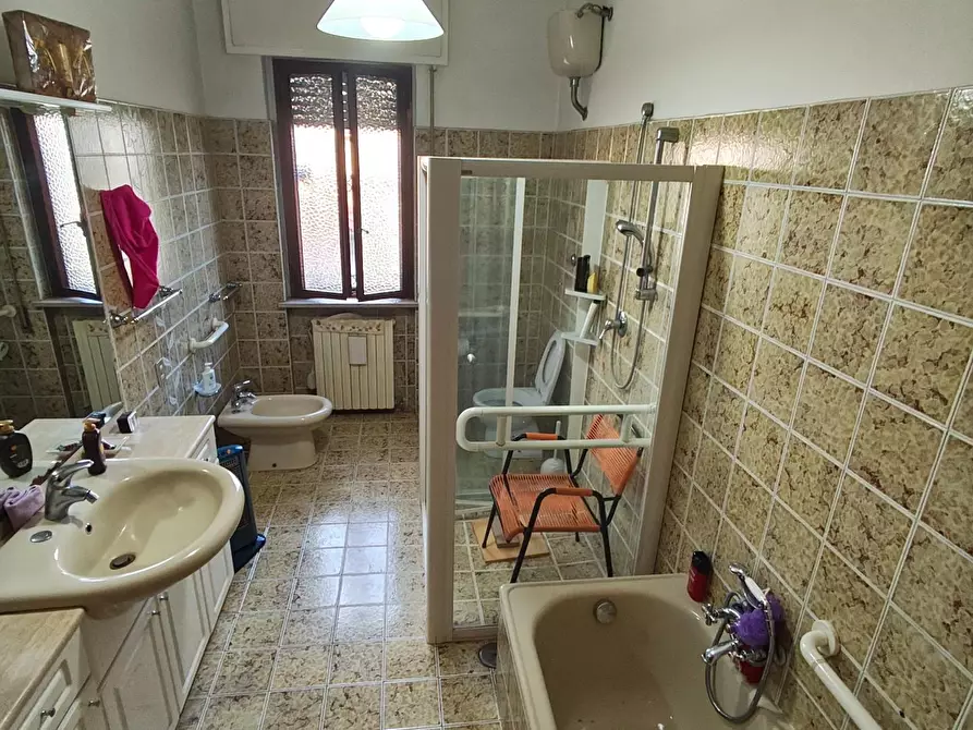 Immagine 38 di Villa in vendita  a Lucca