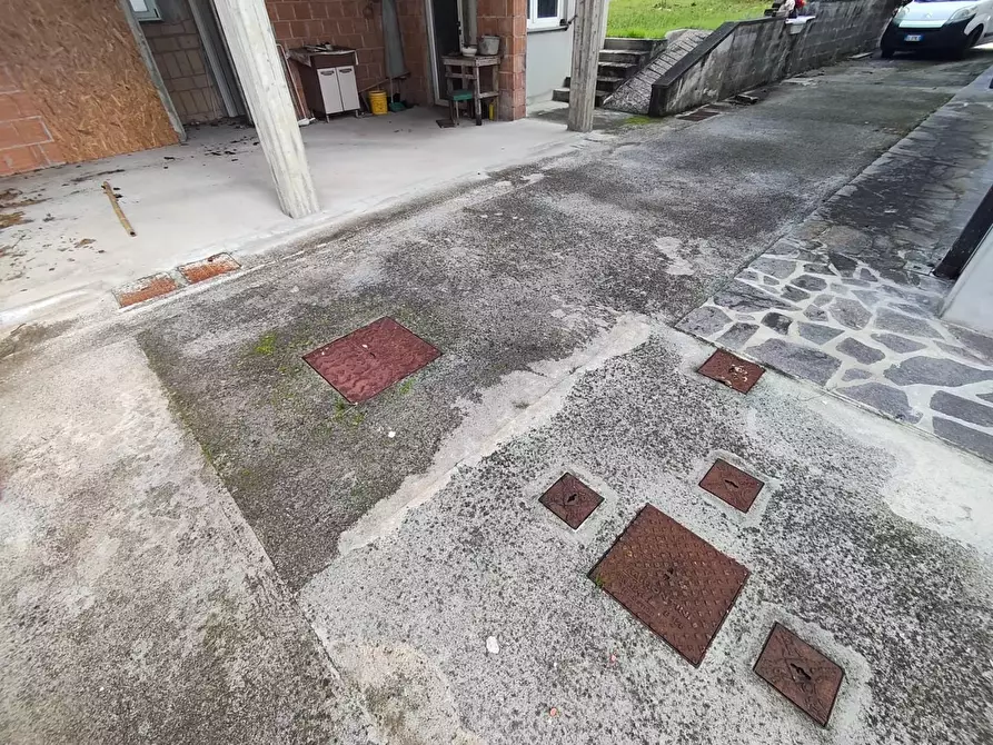 Immagine 4 di Villa in vendita  a Lucca